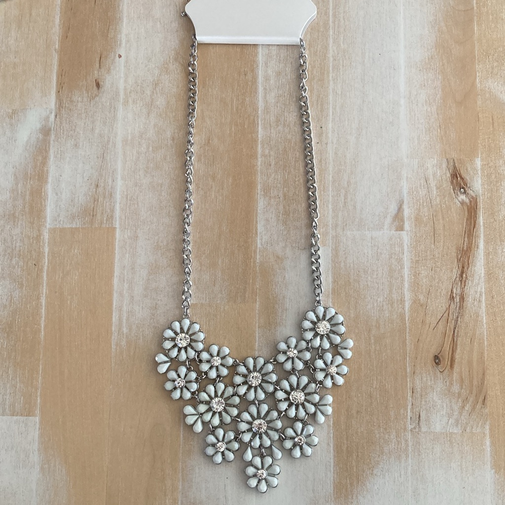 New Cj Banks White Flower Necklace